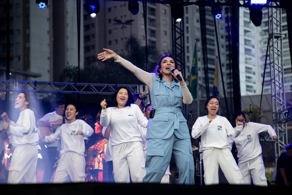 Celebra Barueri reúne milhares de pessoas em noite de música e fé