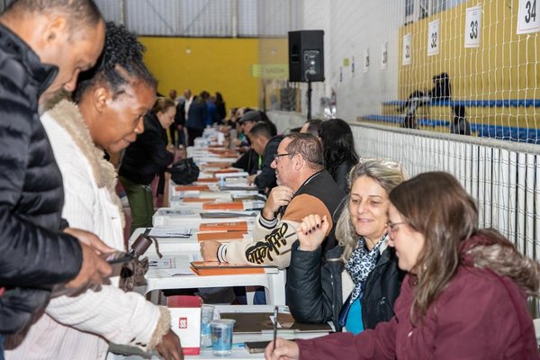 Moradores do Mirante dos Altos celebram entrega de matrículas pela gestão municipal