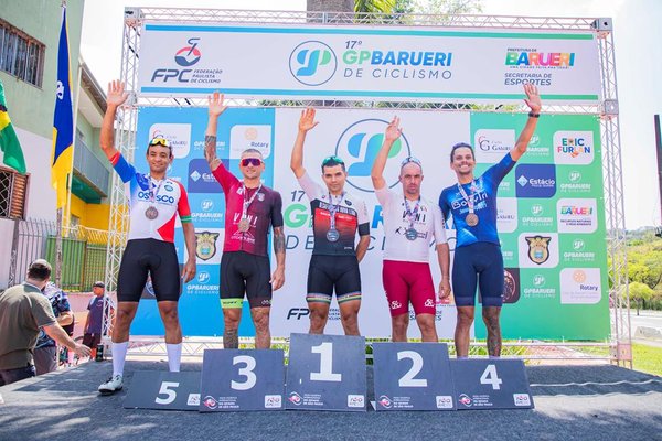 Mais de 460 ciclistas participam da 17ª edição do GP Barueri