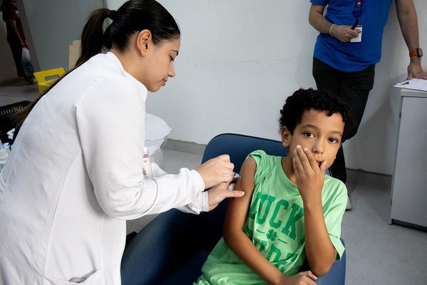 Vacinação nas escolas acontece neste sábado (17) para atualizar cadernetas de alunos e da população