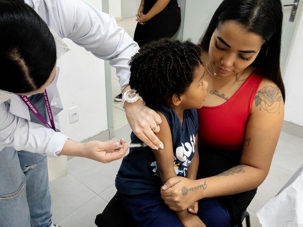 Vacinação nas escolas acontece neste sábado (17) para atualizar cadernetas de alunos e da população