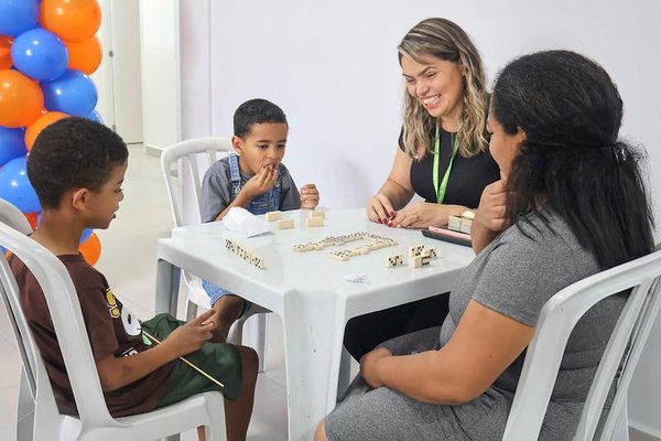 Família comemora Dia das Crianças com festa e distribuição de brinquedos