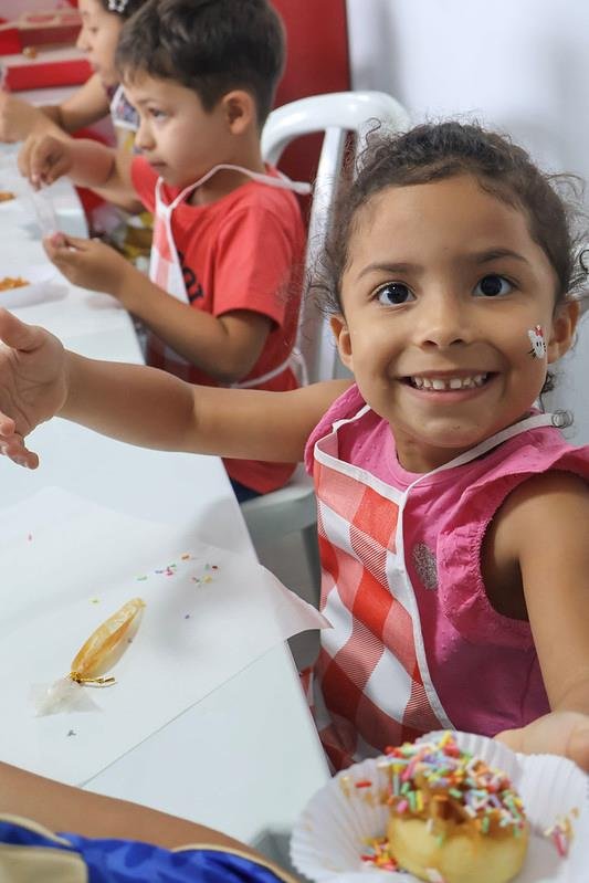 Família comemora Dia das Crianças com festa e distribuição de brinquedos
