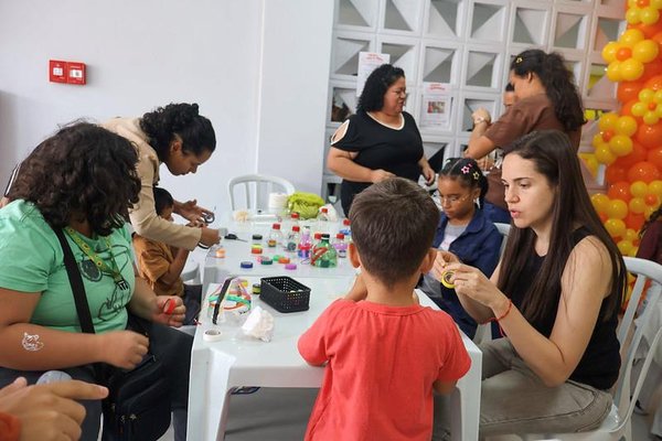 Família comemora Dia das Crianças com festa e distribuição de brinquedos
