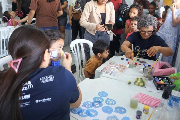 Família comemora Dia das Crianças com festa e distribuição de brinquedos