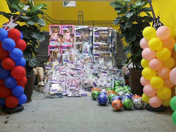 Família comemora Dia das Crianças com festa e distribuição de brinquedos
