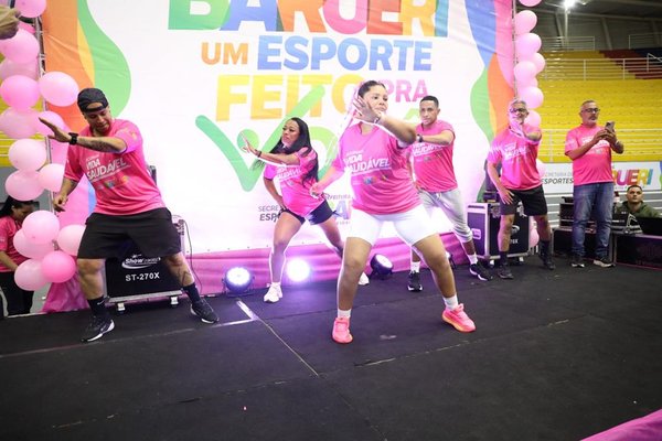 Balada Rosa reúne alunos do Esporte em noite de dança e conscientização